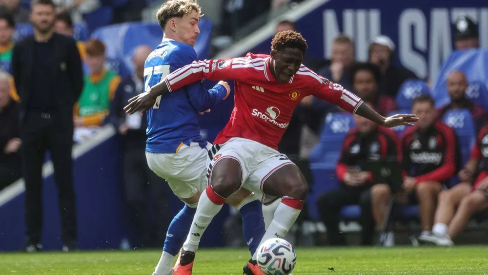 Manchester United iki kez öne geçti, Everton son anda yakaladı