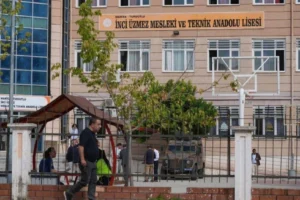 Manisa'da 11 öğrencinin yaralandığı saldırının ardından okulda eğitim başladı