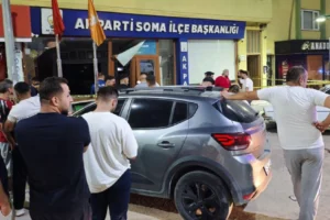 Manisa'da kontrolden çıkan otomobil AKP binasına girdi: Sürücü yaralandı