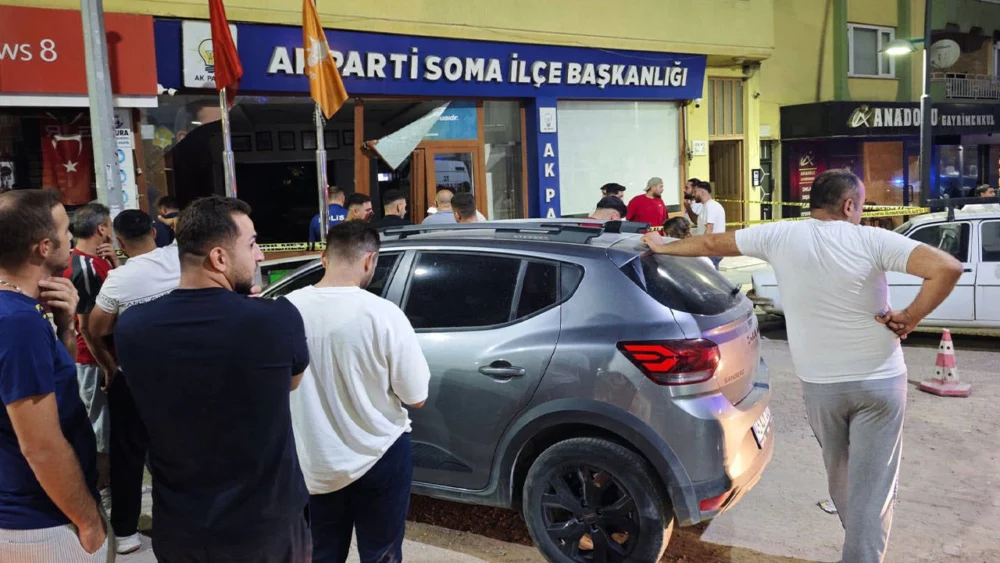 Manisa'da kontrolden çıkan otomobil AKP binasına girdi: Sürücü yaralandı