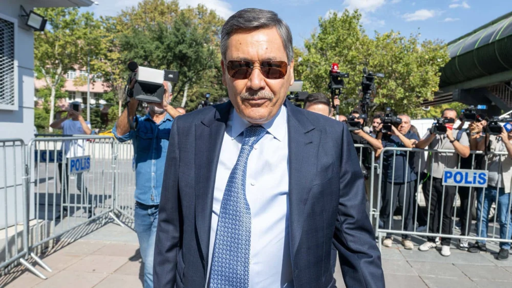 Melih Gökçek'ten adliyeye giderken sakız çiğnemesi hakkında açıklama