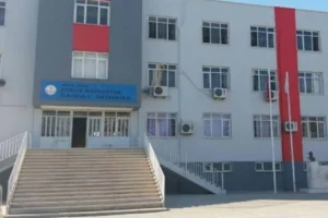 Mersin'de 1’inci sınıf öğrencisinin çantasından tabanca çıktı: Baba gözaltına alındı