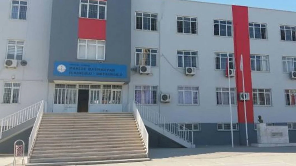 Mersin'de 1’inci sınıf öğrencisinin çantasından tabanca çıktı: Baba gözaltına alındı