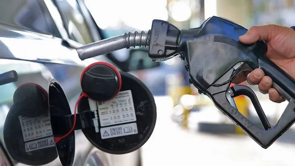 Motorine yine zam geldi: İlk kez üç haneli rakam görüldü