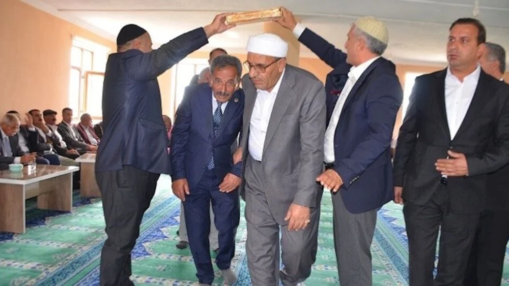 15 yıl sonra Kur'an-ı Kerim'in altından geçerek barıştılar