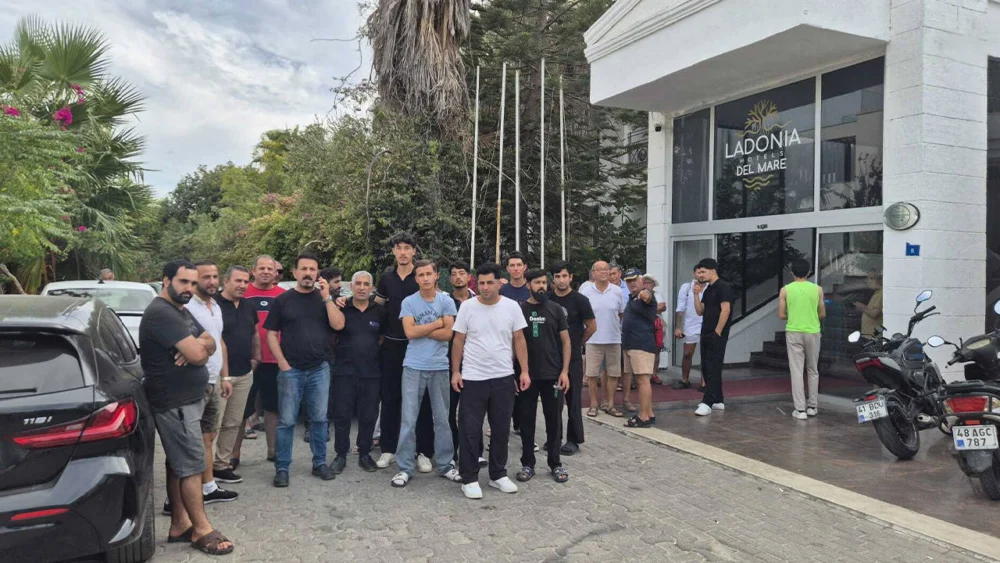 Otel çalışanları da turistler de kapının önüne konuldu
