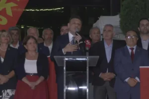 Özgür Çelik'ten Üsküdar Belediyesi önünde şok iddia: "4 meclis üyesi il dışına çıkarıldı"
