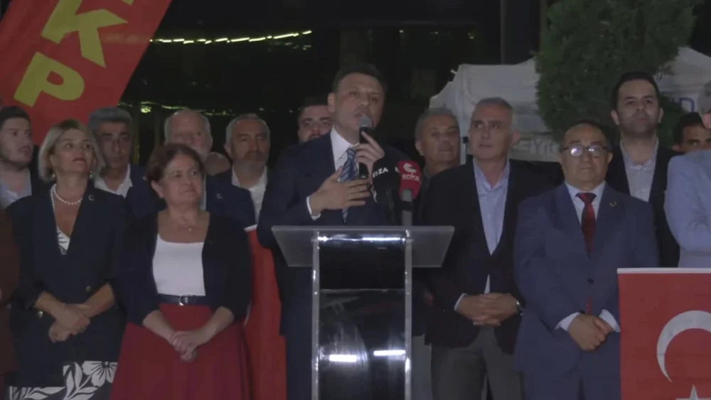 Özgür Çelik'ten Üsküdar Belediyesi önünde şok iddia: "4 meclis üyesi il dışına çıkarıldı"