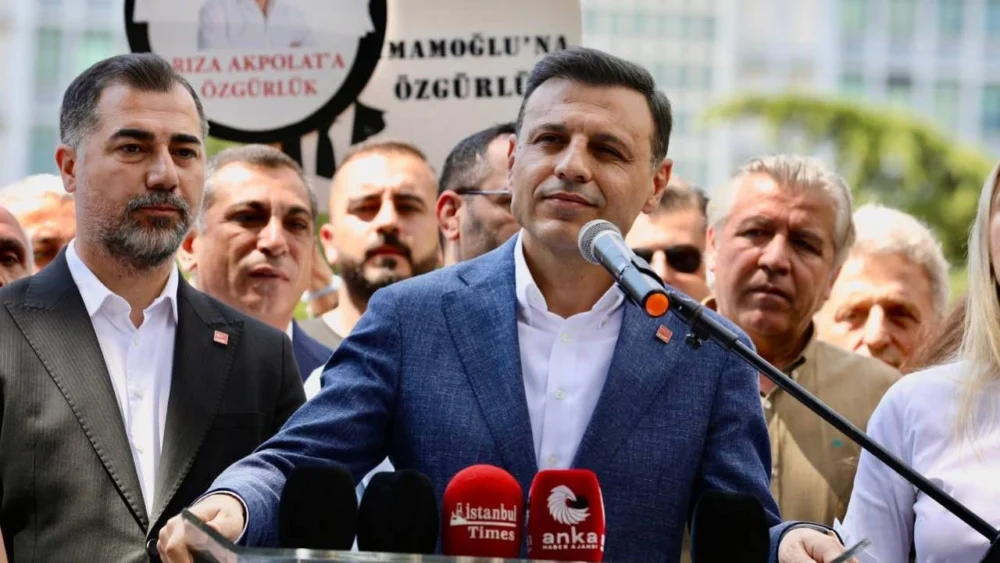 Özgür Çelik'ten Üsküdar'da seçim öncesi operasyona tepki: "Bu yöntem kaybedenlerin yöntemidir"