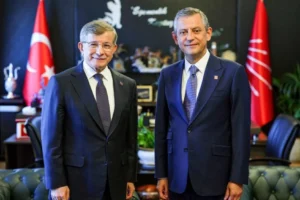 Özgür Özel'den, soruşturma başlatılan Ahmet Davutoğlu'na 'dayanışma' telefonu
