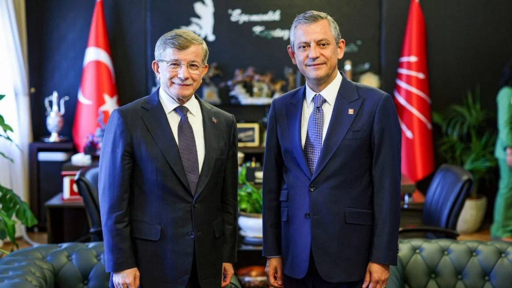 Özgür Özel'den, soruşturma başlatılan Ahmet Davutoğlu'na 'dayanışma' telefonu