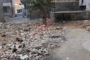 Diyarbakır'da 3 yıldır aynı: Yıkılan binanın enkazı sokakta kaldı!