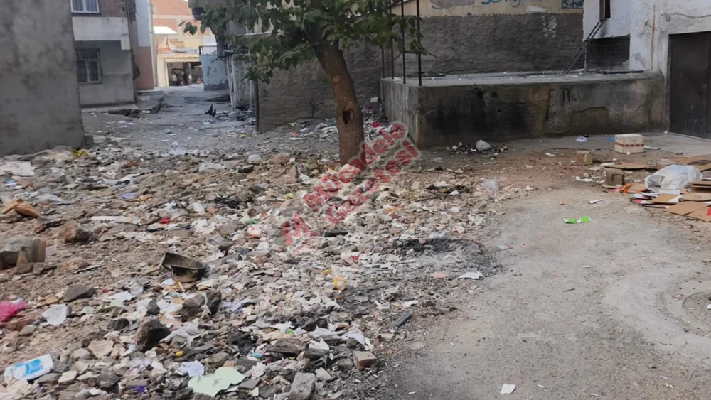 Diyarbakır'da 3 yıldır aynı: Yıkılan binanın enkazı sokakta kaldı!