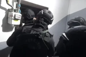 Elleri ve ayaklarını kolileyip 'rehin' aldılar! Polis kurtardı