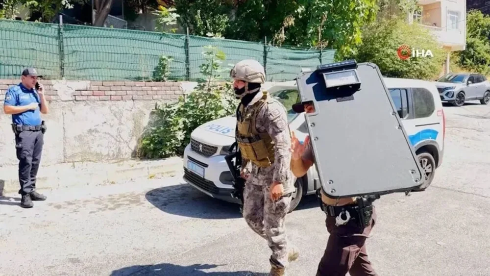 İstanbul’da kiracı, ev sahibi çifte silahla ateş açtı: Ölü ve ağır yaralı var