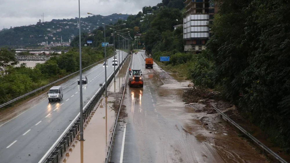 Rize'yi sel ve heyelan vurdu: Hasar tespit çalışmaları başladı