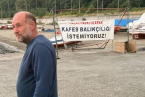 Rize’de kafes balıkçılığı projesine karşı direniş: Vekilin otomobili vinçle kaldırıldı