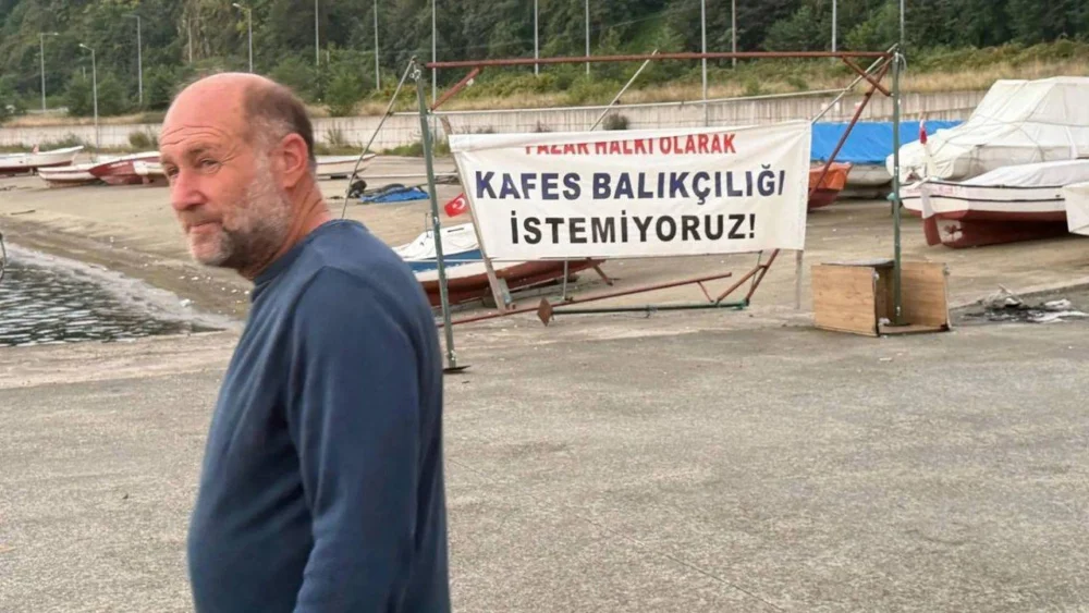 Rize’de kafes balıkçılığı projesine karşı direniş: Vekilin otomobili vinçle kaldırıldı