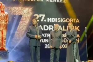 Sadri Alışık Tiyatro ve Sinema Oyuncu Ödülleri: Çataltepe ödülünü Deniz Göktaş için aldı
