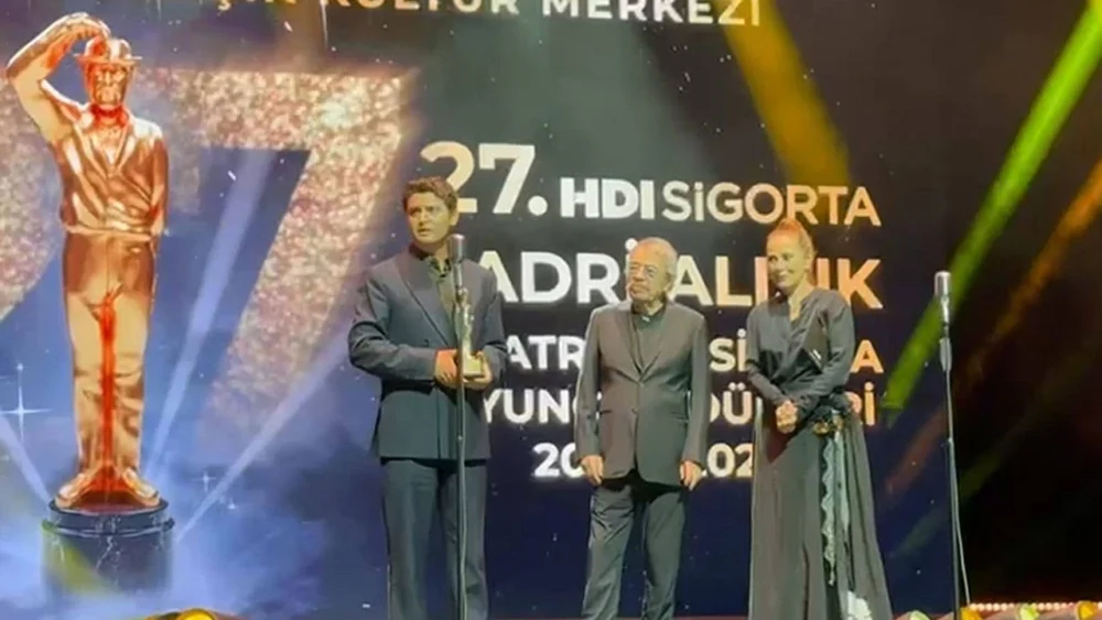 Sadri Alışık Tiyatro ve Sinema Oyuncu Ödülleri: Çataltepe ödülünü Deniz Göktaş için aldı