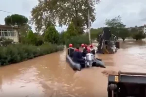 Sakarya'nın Karasu ilçesinde selde mahsur kalan 4 kişi kurtarıldı