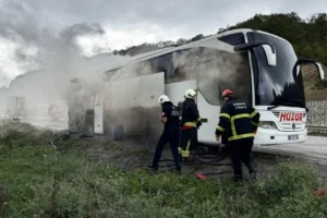 Samsun'da seyir halindeki yolcu otobüsü yandı: Trafik tek şeritten ilerliyor