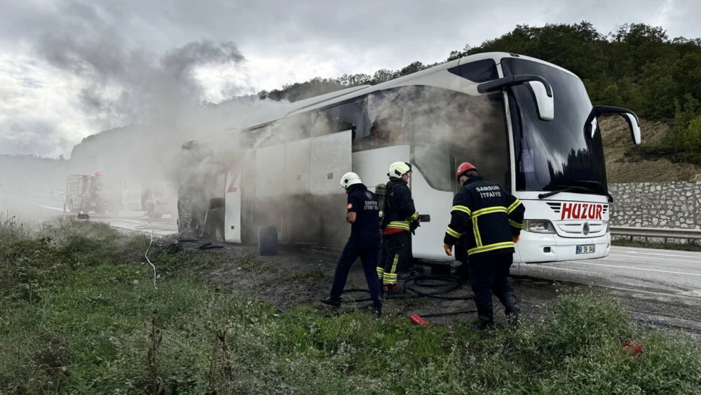Samsun'da seyir halindeki yolcu otobüsü yandı: Trafik tek şeritten ilerliyor