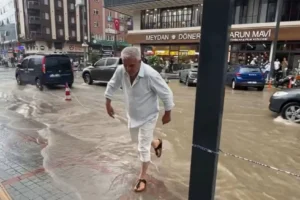 Şiddetli yağış Rize’yi etkisi altına aldı: Yollar göle döndü, iş yerlerini su bastı