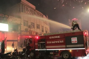 Şırnak'ta havai fişekler nedeniyle yangın çıktı: İtfaiye çalışanı yaralandı