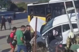 Sultanbeyli'de İETT otobüsü ile otomobil çarpıştı: Biri bebek 4 yaralı