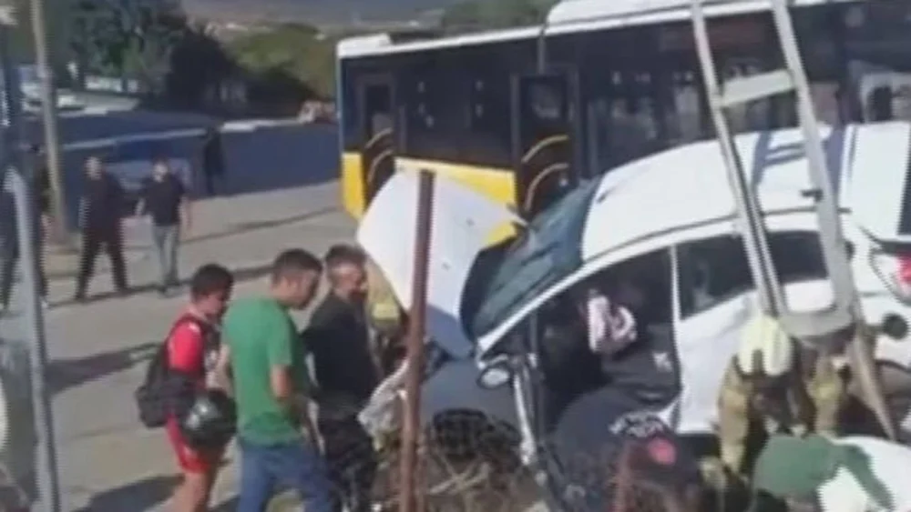Sultanbeyli'de İETT otobüsü ile otomobil çarpıştı: Biri bebek 4 yaralı