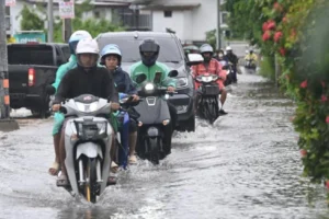 Tayland'ın başkenti Bangkok'ta sel 700 bin kişiyi etkiledi