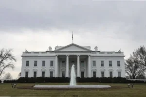 Trump basın mensuplarının Beyaz Saray'a girişini engellemişti, yargı Trump'a "dur" dedi