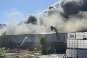 Tuzla'da lojistik depoda çıkan yangına müdahale ediliyor