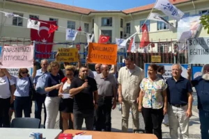 Üç okul tek binada: Veliler imza topladı