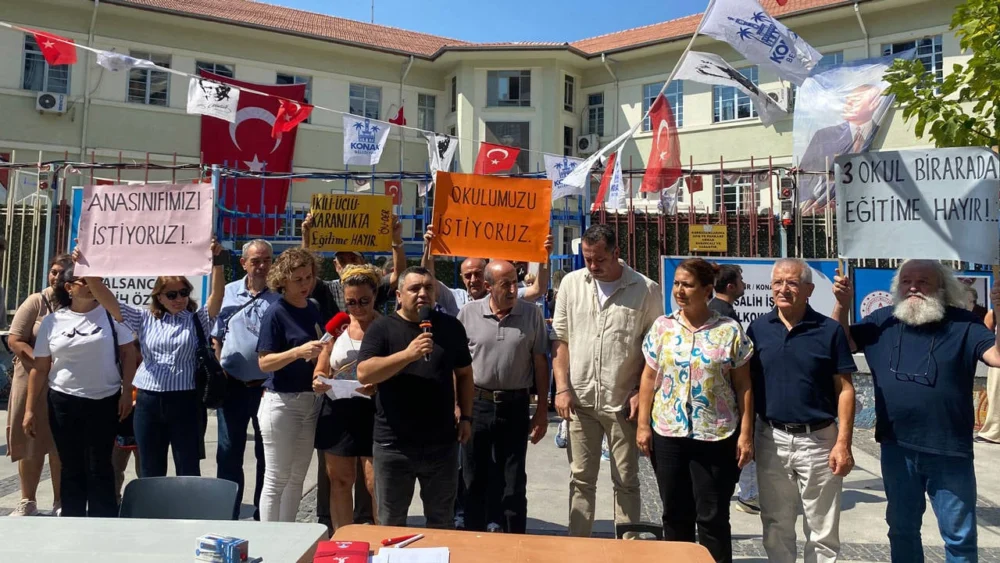 Üç okul tek binada: Veliler imza topladı