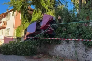 Uşak'ta ağaca çarpan araç istinat duvarında asılı kaldı: 1 yaralı