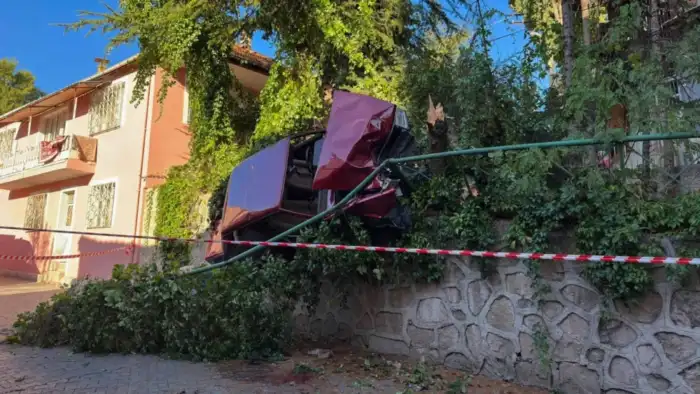 Uşak'ta ağaca çarpan araç istinat duvarında asılı kaldı: 1 yaralı