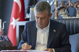 YENİ Parti Genel Başkanı Özgür Özel, 'fon krizi' masasını topluyor