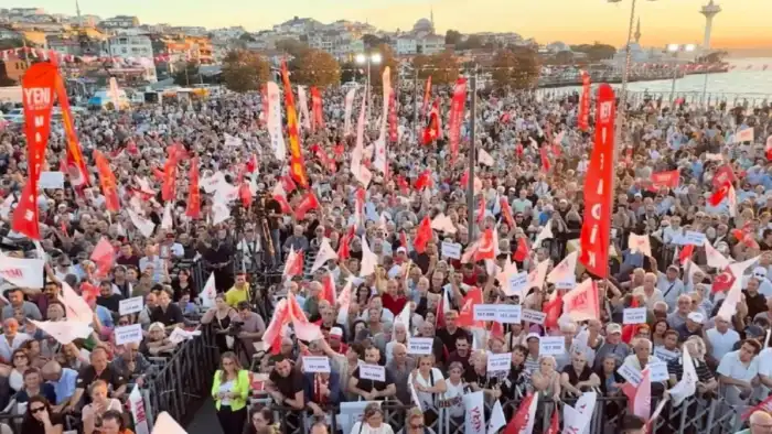 YENİ Parti'nin Üsküdar mitinginde konuşan Özgür Özel: Bize Sinemler, bize Ekremler yeter