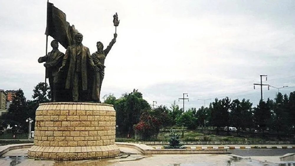 YENİ Parti Rize İl Başkanı Deniz'den Atatürk Anıtı'nın taşınma planına tepki: “Atatürksüz Rize düşünüyorsanız buna izin vermeyiz”