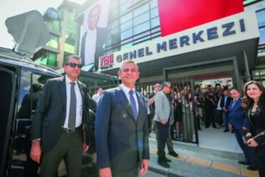 YENİ Parti yeni binasında: "İnsanların umudu YENİ Parti"