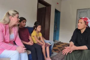 YENİ Partili Asu Kaya'dan Osmaniye'de yoksulluk nedeniyle okula başlayamayan 3 çocuk için bakanlara çağrı