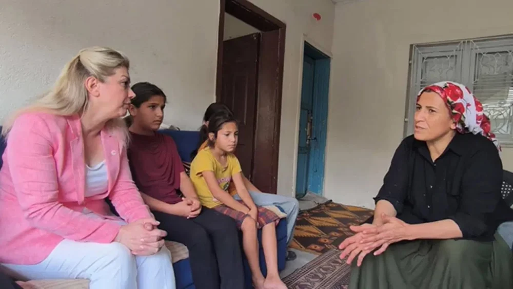 YENİ Partili Asu Kaya'dan Osmaniye'de yoksulluk nedeniyle okula başlayamayan 3 çocuk için bakanlara çağrı