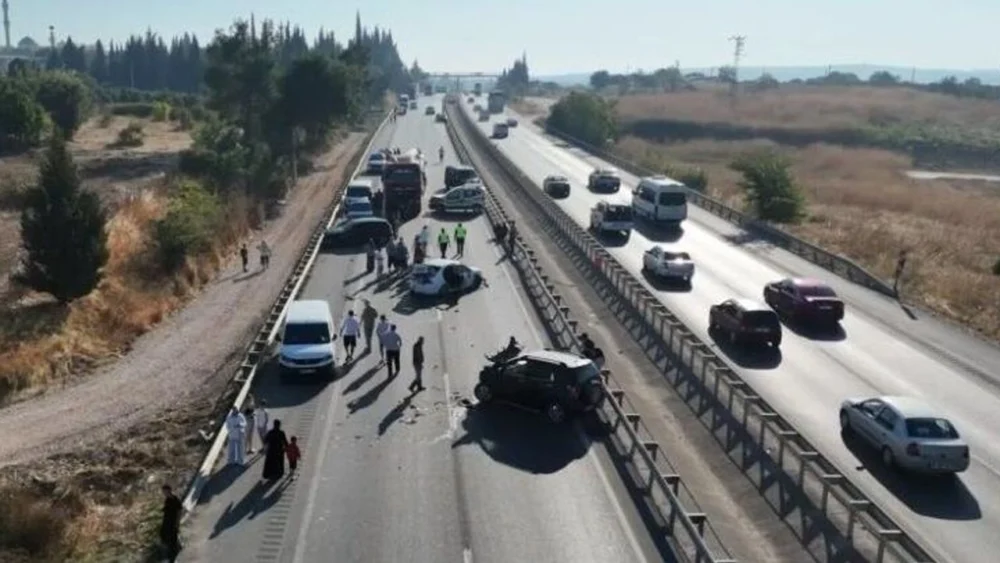 Yola mazot döküldü: 10 araç kazaya karıştı!