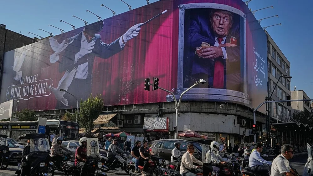 Tahran sokaklarındaki afişlerde Trump hedef alındı