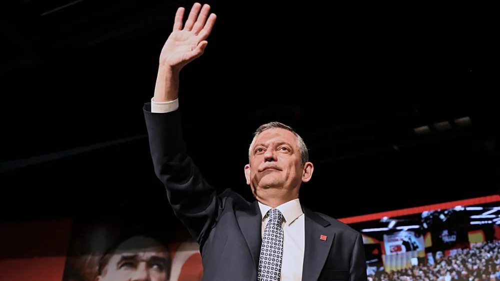 Özel'den AK Parti'nin İzmir Marşı paylaşımına tepki