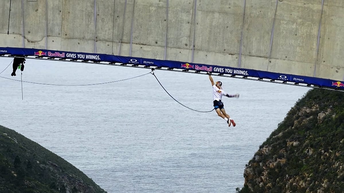 Güney Afrika'da sporcu, 216 metrelik köprünün altında 600 barı tırmanarak geçti
