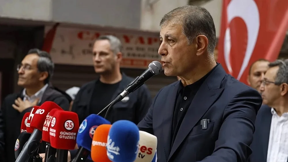 İzmir'de Cemil Tugay'ın AK Parti'ye katılımına tepki gösterildi