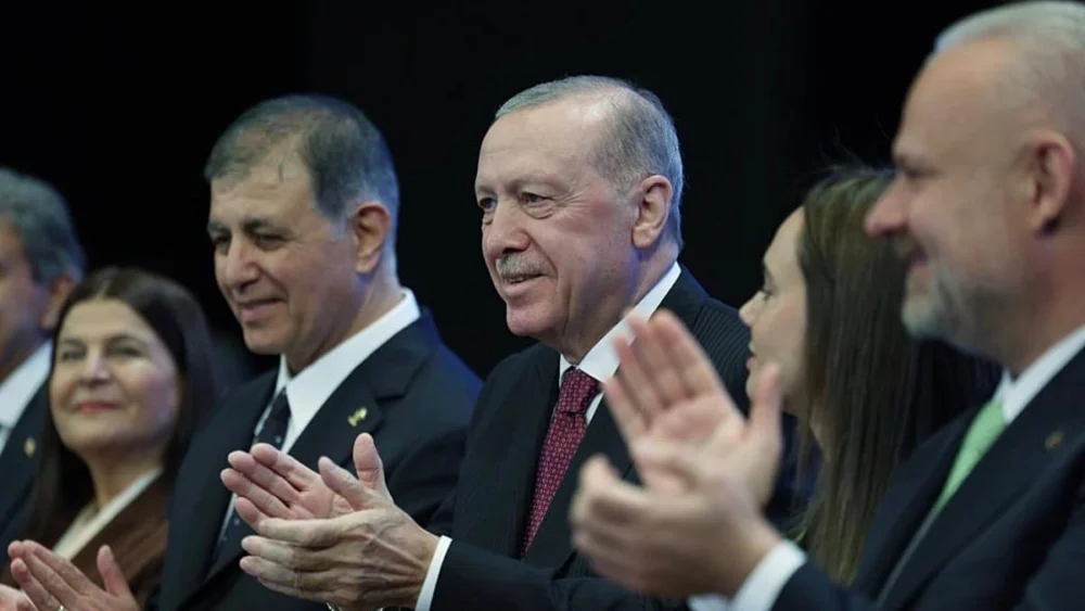 İzmir Büyükşehir Belediyesi'nde Tugay'ın AK Parti'ye geçişinin ardından istifalar geldi